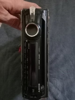 Radio CD Sony MP3 WMA AAC con su funda de carátula