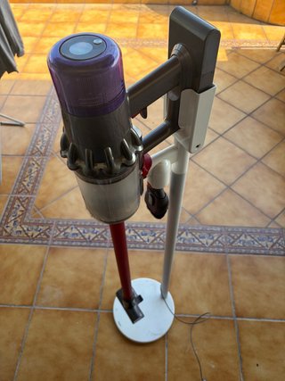 Dyson V11 con soporte y accesorios