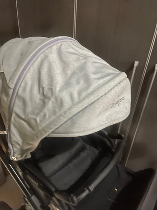 Carrito de bebé gris