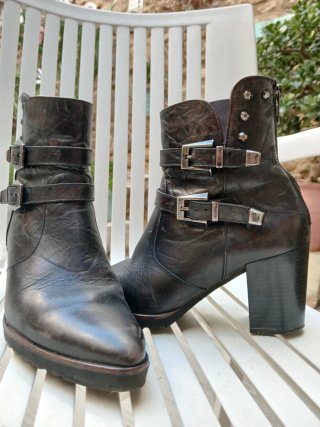 Botines de tacón negros con hebillas