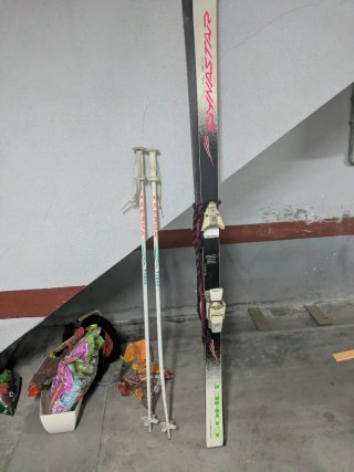 Esquís Vintage Dynastar y Bastones Kerma
