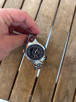Relojes de pulsera plateado con diseño ondulado