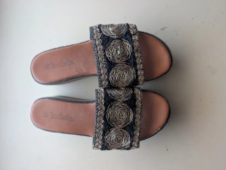 Sandalias Bacheta Talla 38 Negro y Dorado