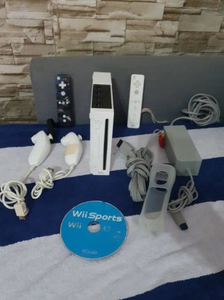 Nintendo Wii + Wii Sports + Accesorios