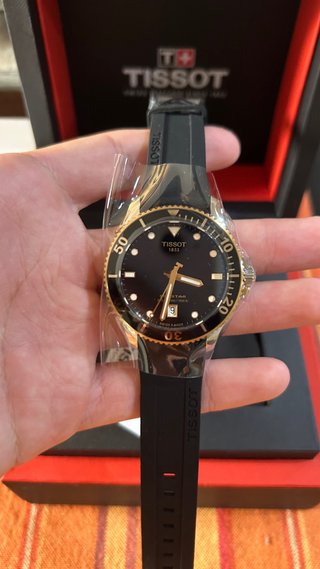 Reloj Tissot Seastar 1000 Negro y Oro 40mm