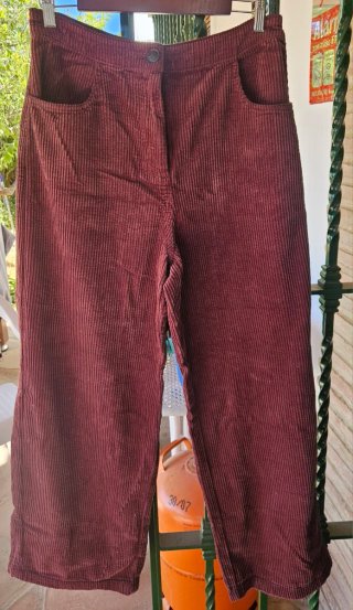 Pantalón de pana Zara. Talla M