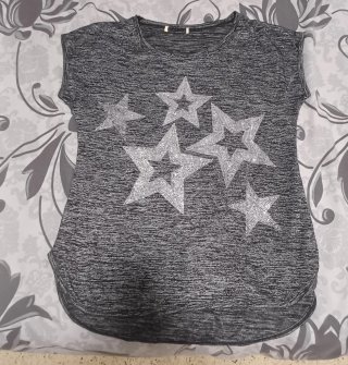 Camiseta gris con estrellas plateadas