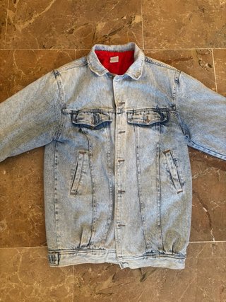 Chaqueta vaquera azul con forro rojo