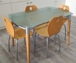 Mesa cristal 4 sillas y trona