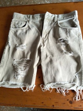 Pantalón corto vaquero beige desgastado