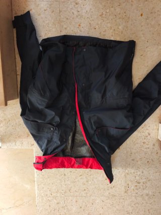 Chaqueta Gore-Tex Iturri Negra y Roja Sin Usar