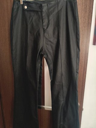 Pantalón de cuero sintético negro