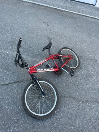 Bicicleta BMX Roja con Frenos