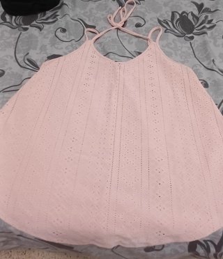 Camiseta rosa con tirantes y detalles