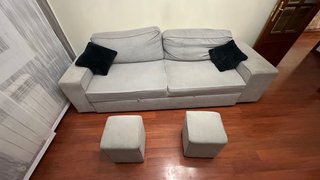 Divano in tessuto grigio con 2 pouf