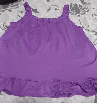 Camiseta morada con volantes