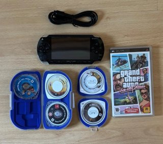 PSP Negra 2GB + Cable de carga + Juegos UMD
