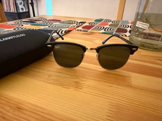 Gafas de sol Ray-Ban Clubmaster negras y doradas