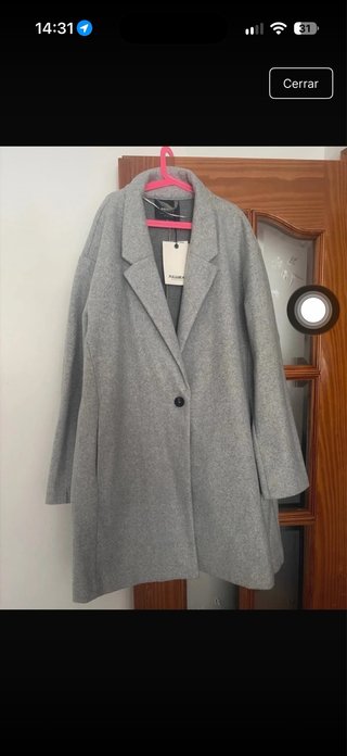 Abrigo Pull and Bear gris