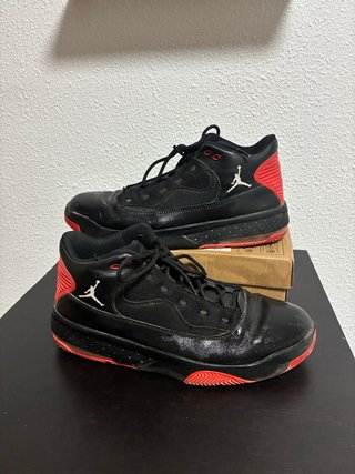 Zapatillas Jordan Negras y Rojas