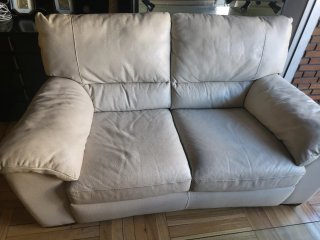 Sofá de piel beige