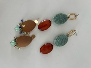 Pendientes dorados con detalles teal