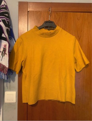 Camiseta de cuello alto amarilla
