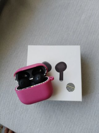 AirPods Pro con funda rosa