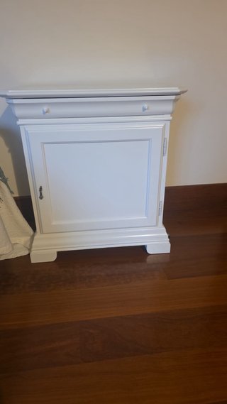 Mesa de noche de madera blanca