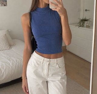 Top azul sin mangas cuello alto