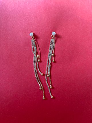 Pendientes Largos Dorados con Perlas