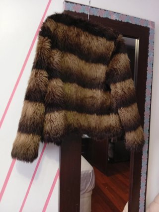 Abrigo peludo rayas marrón