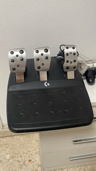 Volante Logitech G293 con pedales y palanca