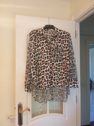 Camisa Animal Print con Espalda de Encaje preciosa