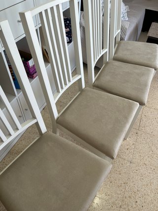 Set de 4 sillas blancas y mesa