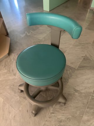 Taburete dental con respaldo