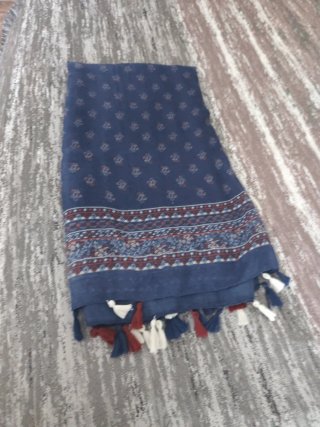 Pañuelo de cuello azul con borlas