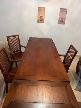 Mesa de comedor de madera