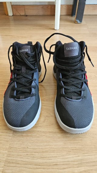 Zapatillas Tarmak Baloncesto Negras y Rojas