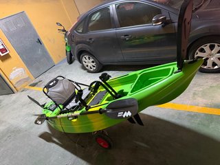 Kayak verde con asiento y remo