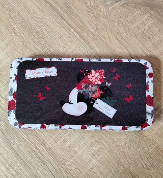 Caja Metálica Minnie Mouse con maquillaje.