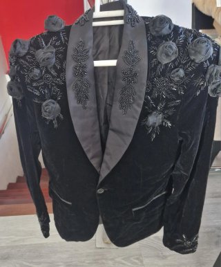 Americana Terciopelo Negra con Flores