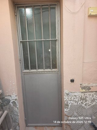 Puerta de hierro con rejas