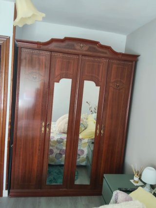 Guardaroba in legno a 4 ante con specchi