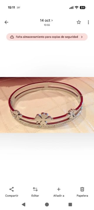 Pulsera rígida con detalle de trébol