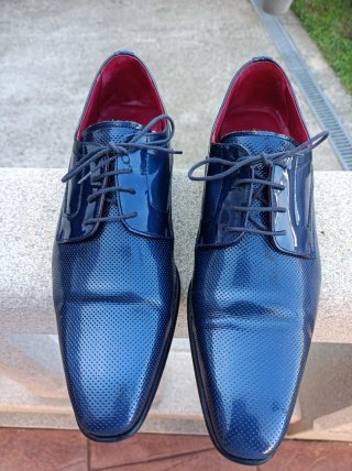 Zapatos de vestir azul charol perforado