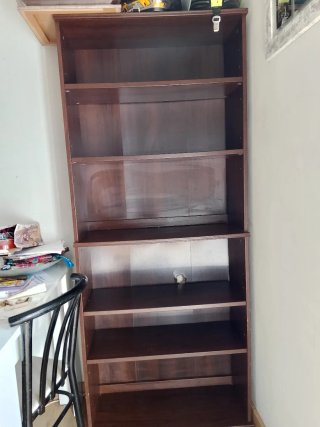 Estantería de madera marrón