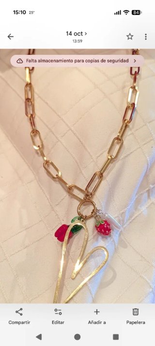 Collar con colgante de corazón y frutas