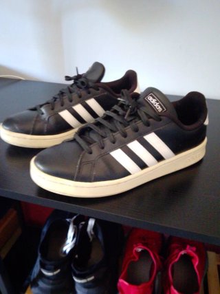 Zapatillas Adidas Negras y Blancas de piel