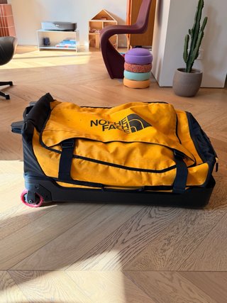 The North Face Maleta Trolley 90L Amarilla